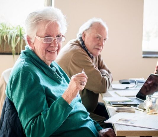 Buurts en het Nationaal Ouderenfonds zeggen tegen 65-plussers: Welkom Online