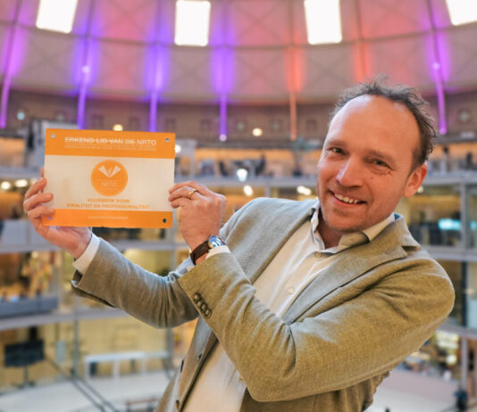 SRH Haarlem gecertificeerd met NRTO-keurmerk Directeur SRH Haarlem University of Applied Science Marijn Leijten met het NRTO keurmerk.