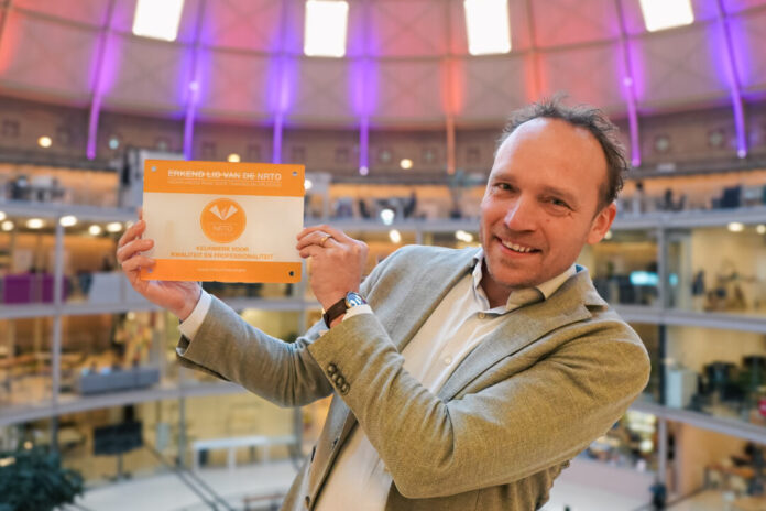 Directeur SRH Haarlem University of Applied Science Marijn Leijten met het NRTO keurmerk.