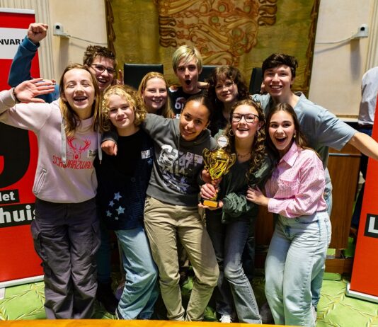 Veel jong debattalent in Noord-Holland 12 februari 2025 wint het team van het Haarlemmermeer Lyceum Dalton uit Hoofddorp de 1e prijs bij ‘Op weg naar Het Lagerhuis.