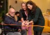 Opening nieuw Huis van de Wijk De Roos door Wethouder van Loenen Van links naar rechts buurtbewoner Erik Smit, gebiedsmanager Buurts Suzan van de Waal en wethouder Diana van Loenen van onder andere Zorg, Welzijn en Volksgezondheid. Fotografie: Hélène Wiesenhaan.
