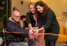 Opening nieuw Huis van de Wijk De Roos door Wethouder van Loenen Van links naar rechts buurtbewoner Erik Smit, gebiedsmanager Buurts Suzan van de Waal en wethouder Diana van Loenen van onder andere Zorg, Welzijn en Volksgezondheid. Fotografie: Hélène Wiesenhaan.