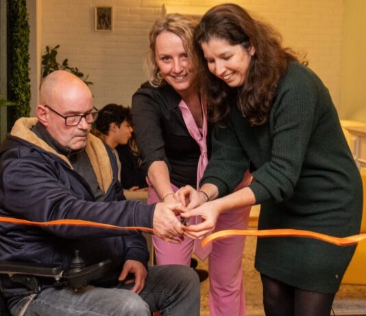 Opening nieuw Huis van de Wijk De Roos door Wethouder van Loenen Van links naar rechts buurtbewoner Erik Smit, gebiedsmanager Buurts Suzan van de Waal en wethouder Diana van Loenen van onder andere Zorg, Welzijn en Volksgezondheid. Fotografie: Hélène Wiesenhaan.