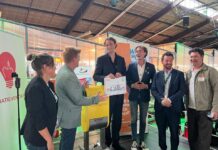 Pitch jouw plan tijdens het Initiatievencafé Pablo Cantatore en Antonius Janssen (beiden in het midden) ontvangen een cheque voor hun Statiegeldbak. Foto: HaarlemLink.