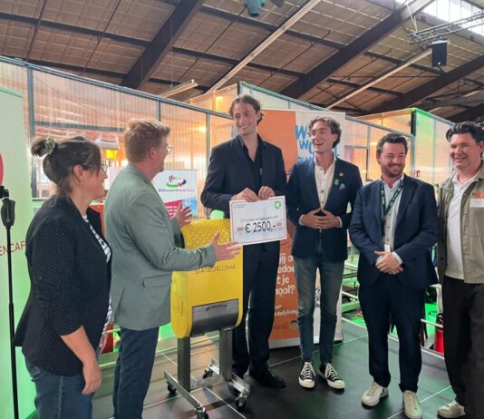 Pitch jouw plan tijdens het Initiatievencafé Pablo Cantatore en Antonius Janssen (beiden in het midden) ontvangen een cheque voor hun Statiegeldbak. Foto: HaarlemLink.