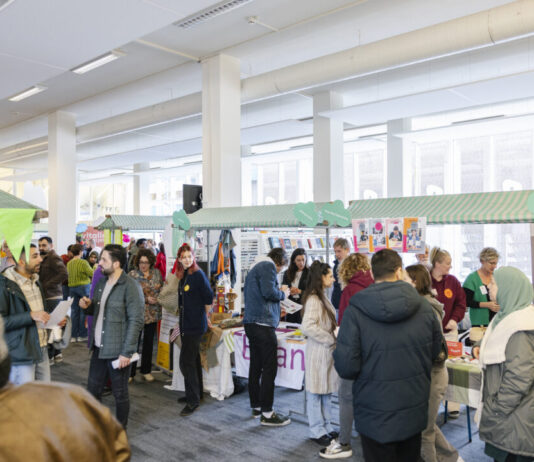 Tiende editie Participatiemarkt Waar vind je alles over meedoen in de samenleving zo gemakkelijk als bij de Participatiemarkt? (foto: Adam van Noort).