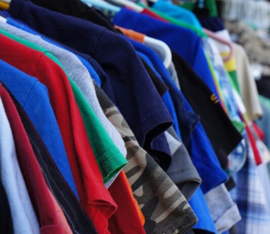 Shelter Kledingbank biedt gratis voorjaars- en zomerkleding Photo by meandcolors on Pixabay
