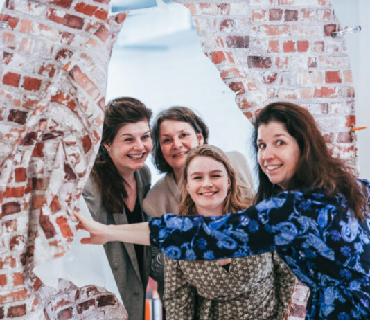 Nieuw in Haarlem Centrum: De Buurtplaats, eerste hulp bij geld en inkomen Op de foto: wethouder Diana van Loenen (uiterst rechts) met achter de muur v.l.n.r. Esther Cobelens, Jolanda Sijl en Britt Jansen van het team Buurtplaats Centrum. Foto: Ramon Philippo (RAP Fotografie).