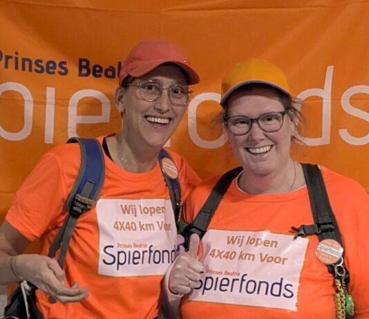 Twee Haarlemse zussen lopen voor het Spierfonds De zussen Yvonne (rechts) en Diane (links) in hun Spierfonds outfit voor de Vierdaagse (eigen foto).