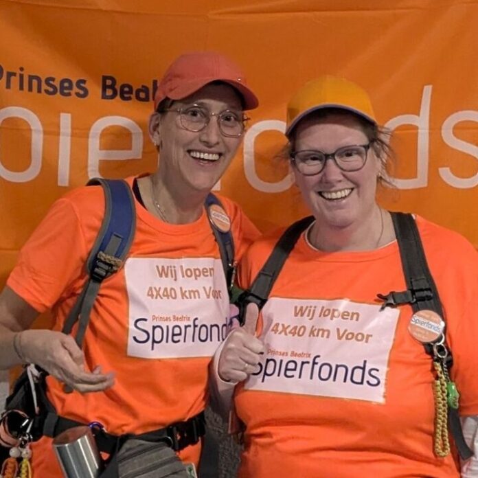 De zussen Yvonne (rechts) en Diane (links) in hun Spierfonds outfit voor de Vierdaagse (eigen foto).