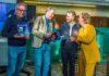 Lancering magazine ‘80 Jaar Vrijheid Haarlem’ trekt volle zaal en veel enthousiasme Jeannette Eversen (rechts) reikt eerste exemplaren uit - Fotografie: Franklin van der Erf.