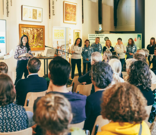 Bijeenkomst over vrijwillige inzet in regio Haarlem-Bloemendaal leert maatschappelijke organisaties een nieuwe ‘Mindset voor morgen’ Linda Wegman (links) en wethouder Diana van Loenen in gesprek. ©Ramon Philippo RAP Fotografie.