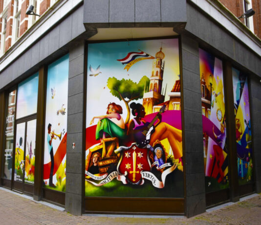 Onthulling: Winkelpui-illustratie Barteljorisstraat in het teken van alledaagse vrijheid