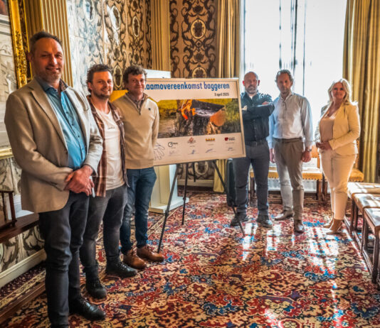 Raamovereenkomst Baggeren ondertekend Ondertekening raamovereenkomst baggeren. Ingezonden foto Rijnland.