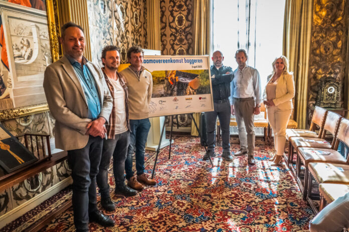 Ondertekening raamovereenkomst baggeren. Ingezonden foto Rijnland. Ondertekening raamovereenkomst baggeren. Ingezonden foto Rijnland.