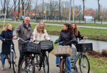 Luchtmeten met de fiets: provincie wil meer scholieren erbij Gedeputeerde Gezonde Leefomgeving Jeroen Olthof die op pad is met scholieren met en snuffelfiets.