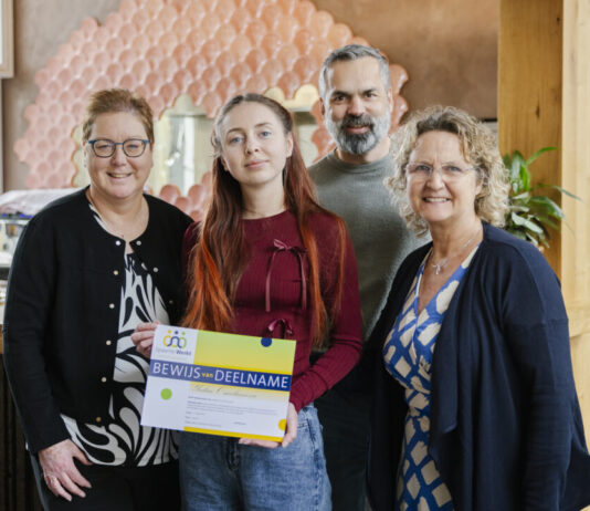 Training levert direct 20 nieuwe thuiszorg-medewerkers op Yulia Omelianova tussen haar buddy Dorien (links) en Rona Bodt (rechts) van Viva Zorggroep; achter Reino Fölmer van Spaarne Werkt (foto: Adam van Noort).