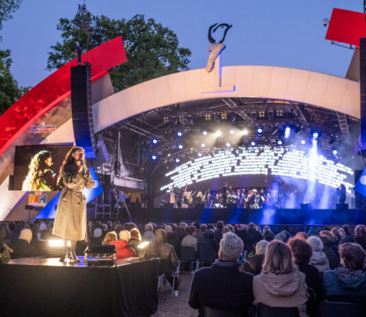 Indrukwekkend Herdenkingsconcert met nieuw elan door Kennemer Jeugd Orkest en spoken word Herdenkingsconcert met nieuw elan door Kennemer Jeugd Orkest en spoken word. Fotografie: Roel Syperda.