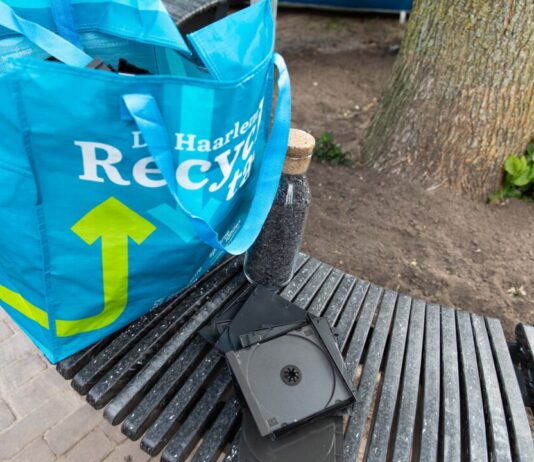 Van hit naar zit: bankje van gerecyclede cd-hoesjes in de Jansstraat