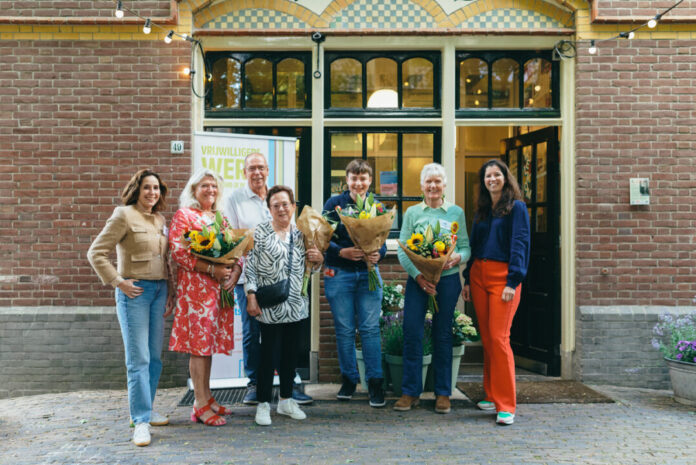 Op de foto vlnr: Linda Wegman (directeur-bestuurder VWC-BUUV), Sandra van der Kraan, Kees van Riemsdijk, Marianne Cremer, David Hoogsteder, Lia Vink en Diana van Loenen. Fotografie: Ramon Philippo RAP Fotografie.