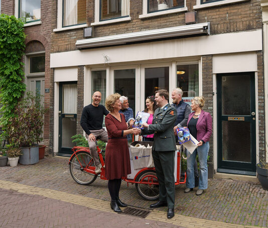 500 exemplaren van ‘80 jaar vrijheid | Haarlem’ overhandigd aan veteranen Veteranen overhandiging. Fotografie Inge Kaagman.