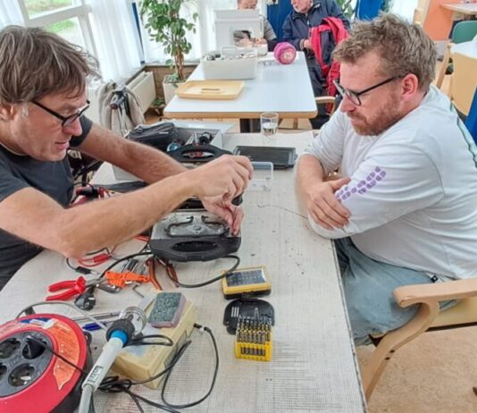 Repaircafé & Formulierenbrigade in het Johan Limpershof in Haarlem-Noord