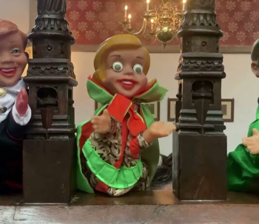 Organist wordt poppenkastpop: kennismaken met ‘meneer Anton’ tijdens jubileum Bavovrienden