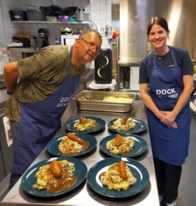 Diner bereid door Ron Mudde (l) en Floortje van der Werff (r), (Foto van Dock Haarlem)