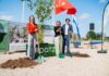 Start bouw Rootz: groen wonen in Haarlem V.l.n.r: Heleen Aarts (CEO Amvest) en Marijke Nas (Statutair directeur Dura Vermeer Bouw Midden West) en Floor Roduner (wethouder gemeente Haarlem). Foto: Amvest - Marvin Heus.
