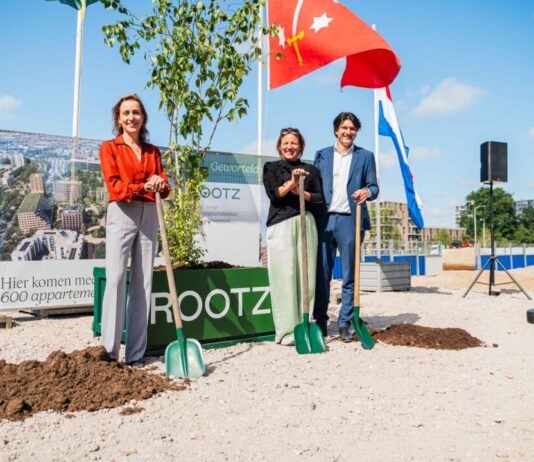 Start bouw Rootz: groen wonen in Haarlem V.l.n.r: Heleen Aarts (CEO Amvest) en Marijke Nas (Statutair directeur Dura Vermeer Bouw Midden West) en Floor Roduner (wethouder gemeente Haarlem). Foto: Amvest - Marvin Heus.