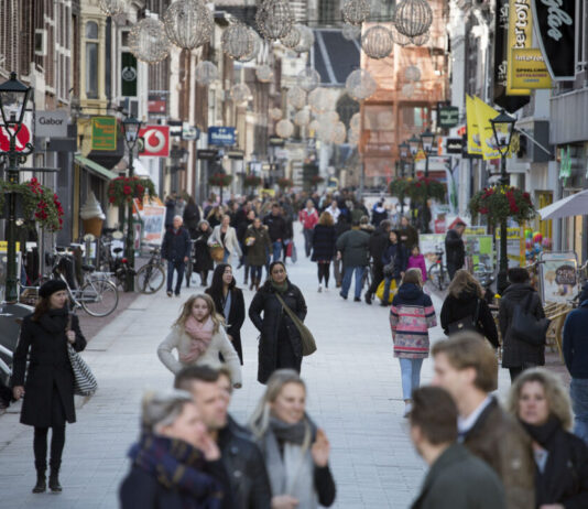 Aantal winkels neemt af, basisvoorzieningen blijven overeind Winkelend publiek. Provincie Noord-Holland. Foto: Bas Beentjes