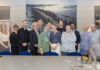 B&W Heemstede op werkbezoek bij Spaarne Werkt De staatsiefoto van vijf medewerkers uit Heemstede met hun lokale bestuurders na hun gesprek samen. (Fotografie: Judith Buijze-Cappon).