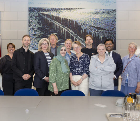 B&W Heemstede op werkbezoek bij Spaarne Werkt De staatsiefoto van vijf medewerkers uit Heemstede met hun lokale bestuurders na hun gesprek samen. (Fotografie: Judith Buijze-Cappon).