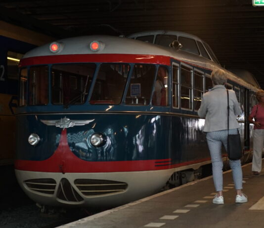 Humanitas 80 jaar: vrijwilligers reizen in De Kameel naar Haarlem Humanitas 80 jaar- vrijwilligers reizen in De Kameel naar Haarlem. Ingezonden foto Humanitas.