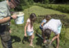 Waterbeestjes zoeken op Buitenplaats Leyduin Waterbeestjes scheppen - Dutchphoto.