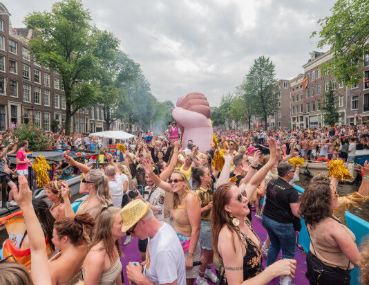 Noord-Holland vaart mee met ‘CHEER FOR LOVE’ tijdens Pride Amsterdam Pride boot Noord-Holland. ingezonden foto Provincie Noord-Holland.