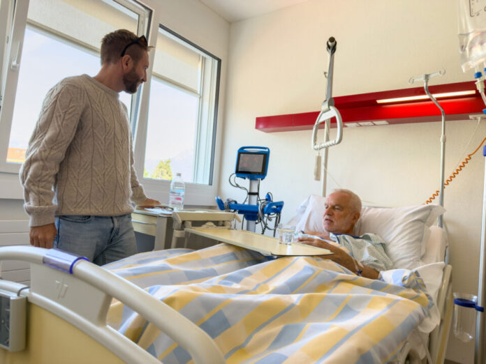 Eenvoudige sliktest helpt longontsteking bij ouderen met heupfractuur voorkomen. Ingezonden foto Spaarne Gasthuis. Eenvoudige sliktest helpt longontsteking bij ouderen met heupfractuur voorkomen. Ingezonden foto Spaarne Gasthuis.