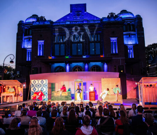 De Dappere Drogist op voorplein Stadsschouwburg opent met daverend succes Club Kenau - De Dappere Drogist. Fotografie: Melle Meivogel.