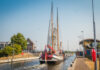 Sluizen Spaarndam open voor Sail 2025 Boot in Grote Sluis Spaarndam. Ingezonden foto Rijnland.net.