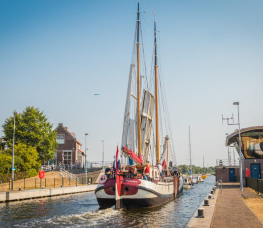 Sluizen Spaarndam open voor Sail 2025 Boot in Grote Sluis Spaarndam. Ingezonden foto Rijnland.net.