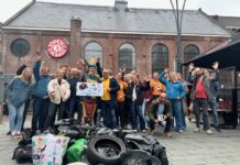 Haarlem en omgeving een stuk schoner na de Kennemer Cleanup Day Op de foto tonen de deelnemers hun buit na de opruimactie en deelt Paul Waye twee Trash Trophies uit voor de meest bijzondere vondsten. Ingezonden foto.