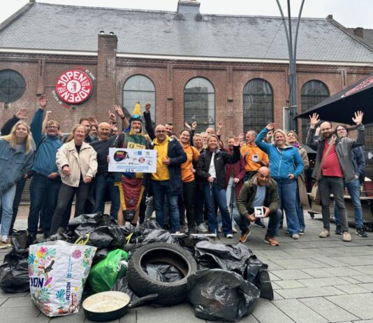 Haarlem en omgeving een stuk schoner na de Kennemer Cleanup Day Op de foto tonen de deelnemers hun buit na de opruimactie en deelt Paul Waye twee Trash Trophies uit voor de meest bijzondere vondsten. Ingezonden foto.