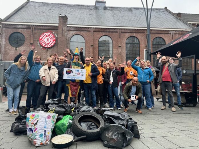 Op de foto tonen de deelnemers hun buit na de opruimactie en deelt Paul Waye twee Trash Trophies uit voor de meest bijzondere vondsten. Ingezonden foto.