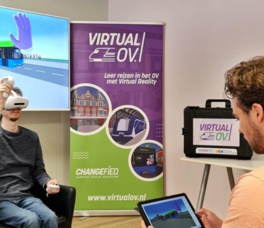 Zelfstandig leren reizen met de bus met een Virtual Reality-bril Virtual OV training.