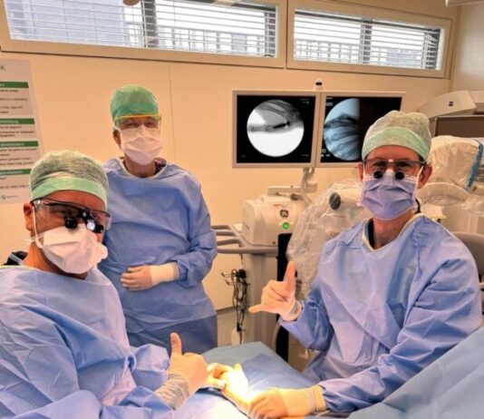 Nieuwe behandeling bij duimbasisartrose in Spaarne Gasthuis: minder pijn, sneller herstel Van links naar rechts: Menno Huikeshoven, Alette Westening (OK assistente en specialisme deskundige plastische chirurgie) en Nick van Alphen.