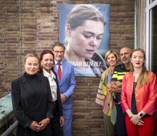 Ministerie van Justitie en Veiligheid lanceert campagne tegen femicide: ‘Waar ben je?’ V.l.n.r.: Lena Olivier, Barbara Godwaldt, staatssecretaris Arno Rutte (JenV), Judith Kuypers (Landelijk Netwerk Veilig Thuis), Martin Sitalsing (Politie) en staatssecretaris Nicki Pouw-Verweij (VWS).