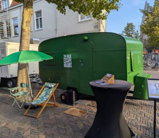Escape Caravan brengt laaggeletterdheid onder de aandacht De Escape Caravan.