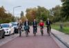 Provincie en gemeenten werken samen aan comfortabelere en veiligere fietsroutes De gedeputeerde en wethouders fietsen samen over de nieuwe fietsstraat in Haarlem (v.l.n.r. Stam, Van Leeuwen, Olthof, Van der Windt, Bluijs).