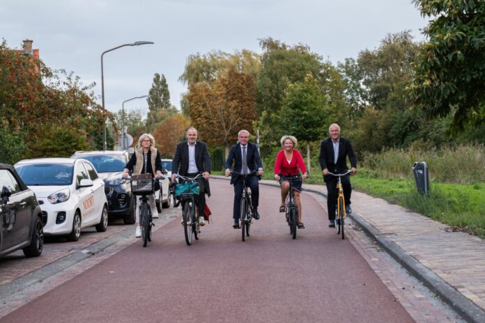 De gedeputeerde en wethouders fietsen samen over de nieuwe fietsstraat in Haarlem (v.l.n.r. Stam, Van Leeuwen, Olthof, Van der Windt, Bluijs).