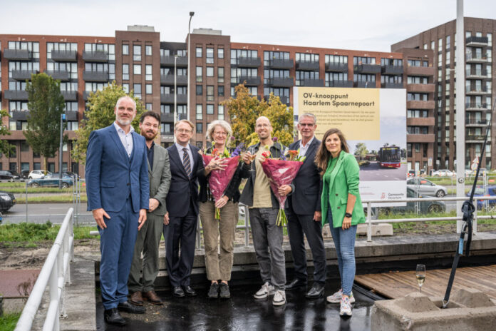 Onthulling OV-Knooppunt 'Haarlem Spaarnepoort'. Fotografie: Koen van der Lee Fotografie. Onthulling OV-Knooppunt 'Haarlem Spaarnepoort'. Fotografie: Koen van der Lee Fotografie.